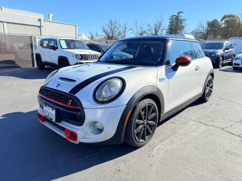 2016 MINI Hardtop 2 Door S FWD photo