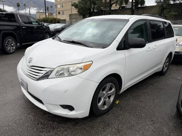 2015 Toyota Sienna LE FWD photo