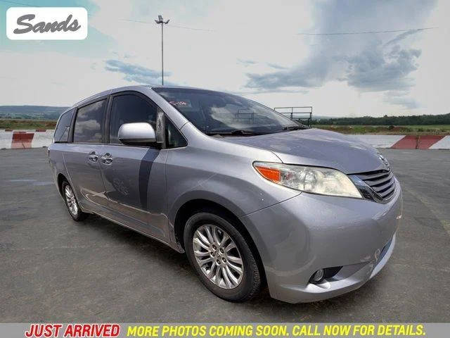 2015 Toyota Sienna XLE FWD photo