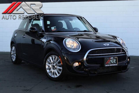 2016 MINI Hardtop 2 Door S FWD photo