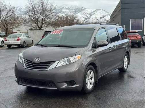 2015 Toyota Sienna LE FWD photo