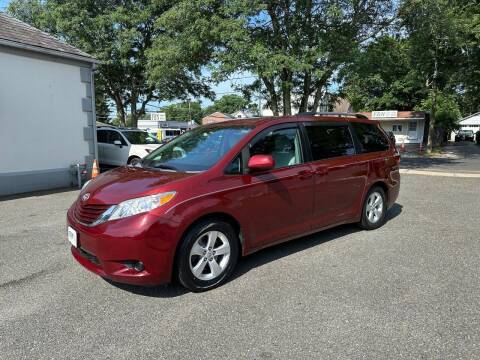 2015 Toyota Sienna LE AAS FWD photo