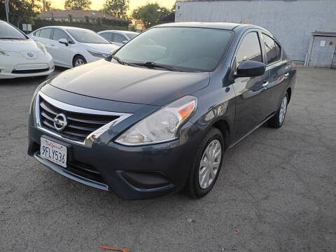 2016 Nissan Versa SV FWD photo