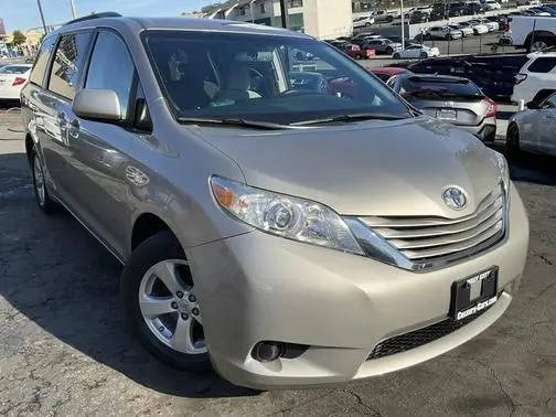 2015 Toyota Sienna LE FWD photo