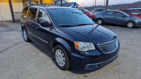 2016 Chrysler Town and Country Touring FWD photo