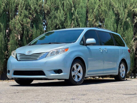 2015 Toyota Sienna LE FWD photo