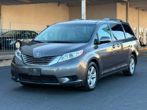 2015 Toyota Sienna LE FWD photo