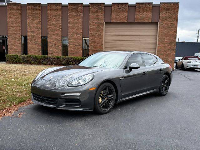 2016 Porsche Panamera  RWD photo
