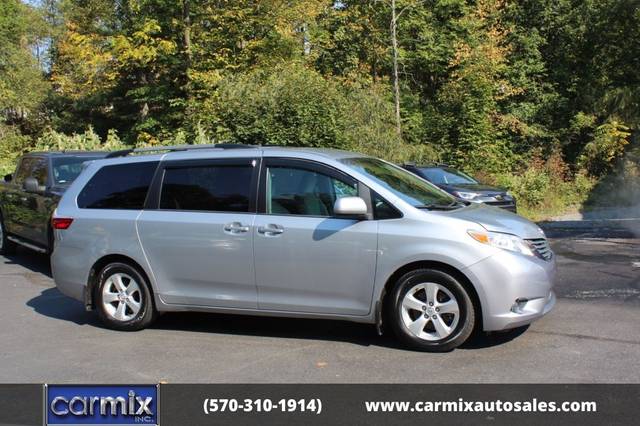 2015 Toyota Sienna LE FWD photo