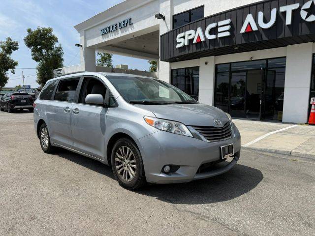 2015 Toyota Sienna XLE FWD photo