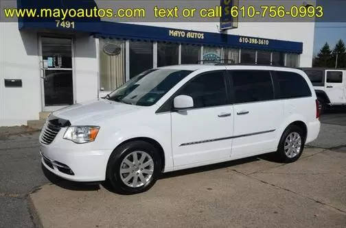 2016 Chrysler Town and Country Touring FWD photo