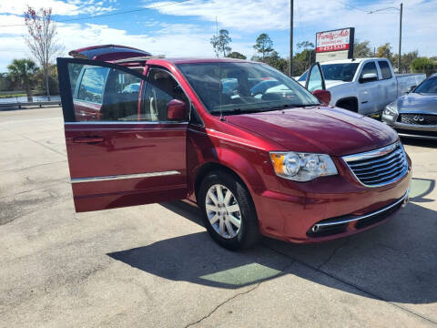 2016 Chrysler Town and Country Touring FWD photo