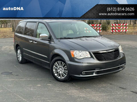 2016 Chrysler Town and Country Touring-L FWD photo