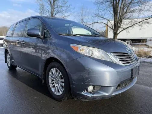 2016 Toyota Sienna XLE FWD photo
