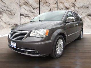 2016 Chrysler Town and Country Limited FWD photo