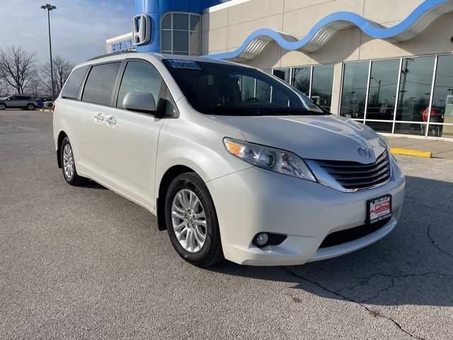 2015 Toyota Sienna XLE Premium FWD photo