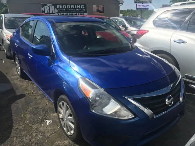 2016 Nissan Versa SV FWD photo