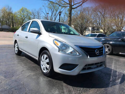 2016 Nissan Versa S FWD photo