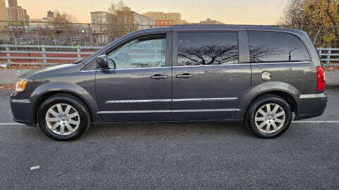 2016 Chrysler Town and Country Touring FWD photo