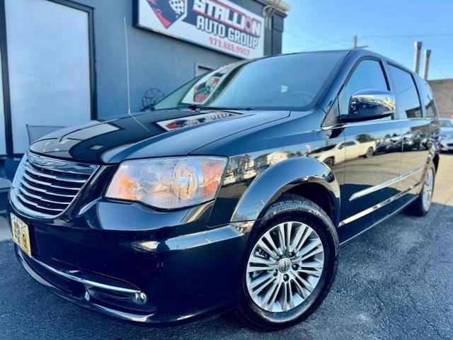 2016 Chrysler Town and Country Touring-L Anniversary Edition FWD photo