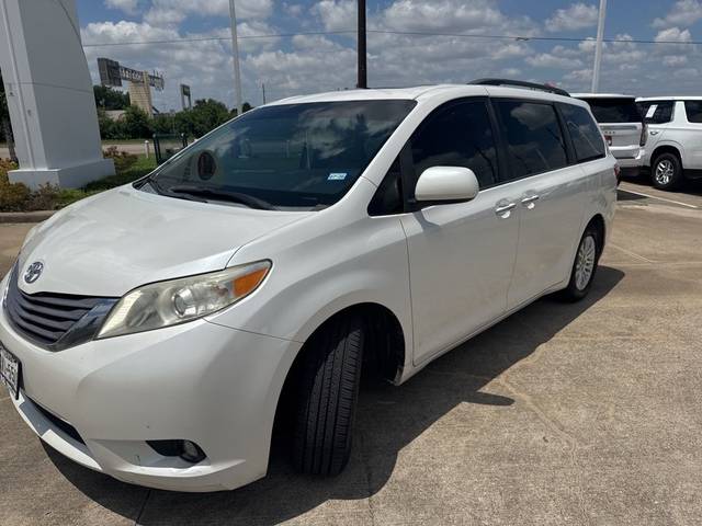 2016 Toyota Sienna XLE FWD photo