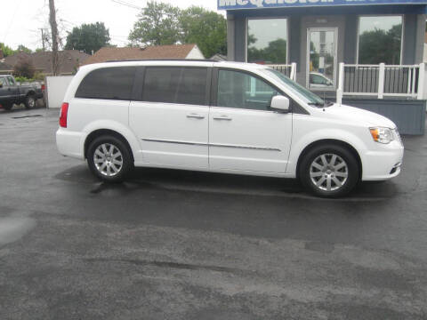 2016 Chrysler Town and Country Touring FWD photo