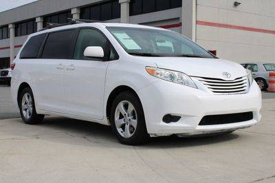 2015 Toyota Sienna LE FWD photo