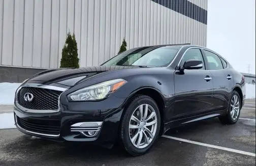 2016 Infiniti Q70  AWD photo