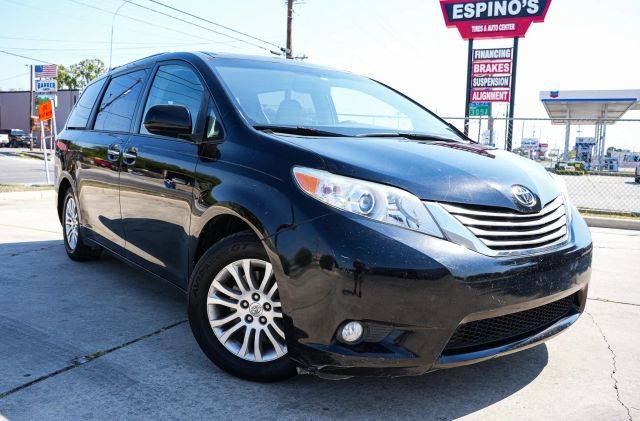 2016 Toyota Sienna XLE FWD photo