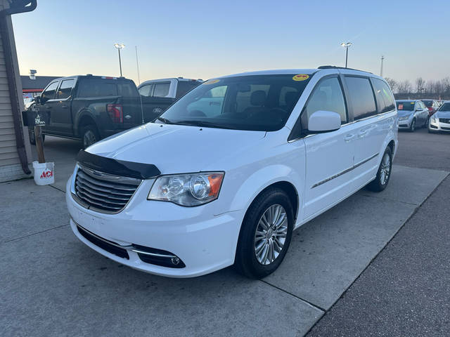 2016 Chrysler Town and Country Touring FWD photo