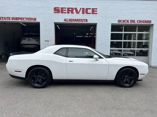2016 Dodge Challenger SXT RWD photo