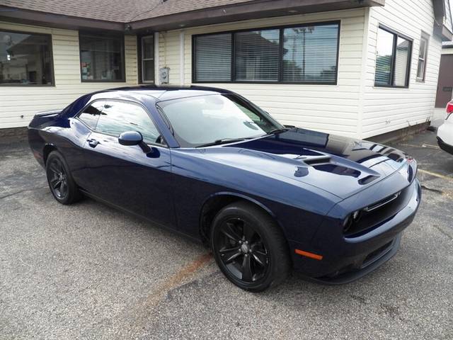 2016 Dodge Challenger SXT RWD photo