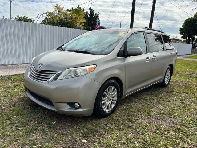 2015 Toyota Sienna XLE FWD photo