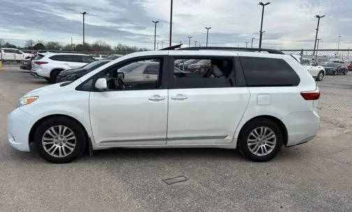 2016 Toyota Sienna XLE FWD photo