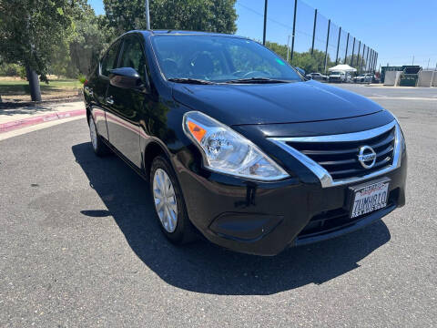 2016 Nissan Versa SV FWD photo