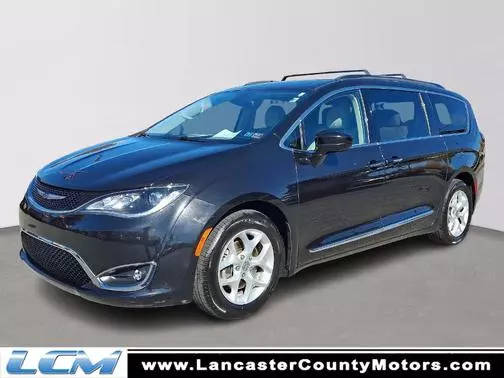 2017 Chrysler Pacifica Minivan Touring-L FWD photo