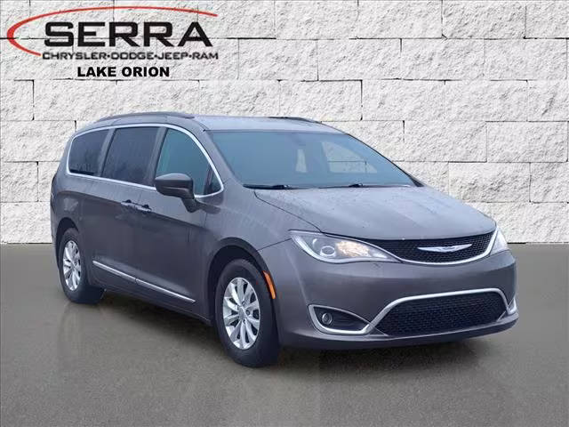 2017 Chrysler Pacifica Minivan Touring-L FWD photo