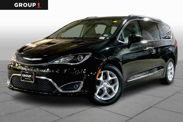 2017 Chrysler Pacifica Minivan Touring-L FWD photo