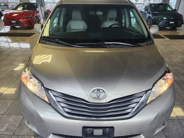 2016 Toyota Sienna XLE FWD photo