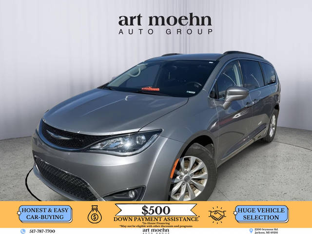 2017 Chrysler Pacifica Minivan Touring-L FWD photo