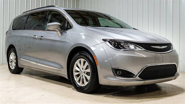 2017 Chrysler Pacifica Minivan Touring-L FWD photo