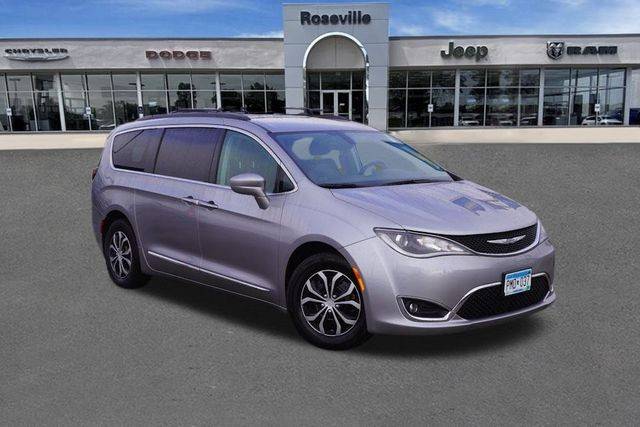 2017 Chrysler Pacifica Minivan Touring-L FWD photo