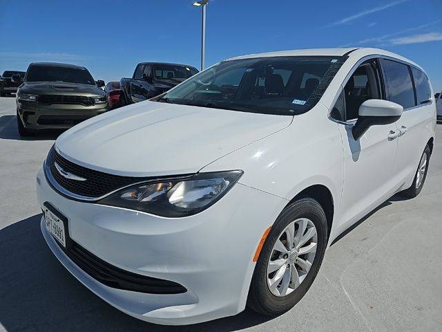 2017 Chrysler Pacifica Minivan Touring FWD photo