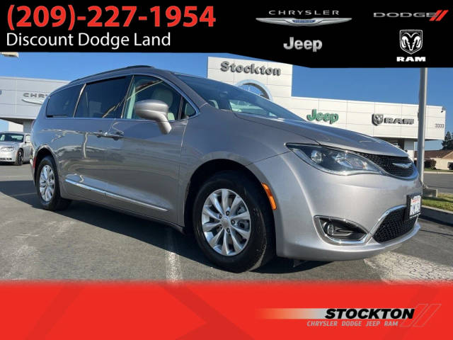 2017 Chrysler Pacifica Minivan Touring-L FWD photo