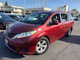 2016 Toyota Sienna LE FWD photo