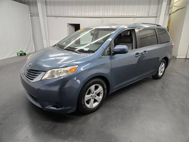 2015 Toyota Sienna LE FWD photo