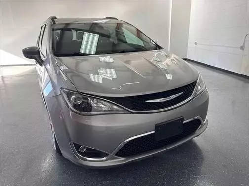 2017 Chrysler Pacifica Minivan Touring-L FWD photo