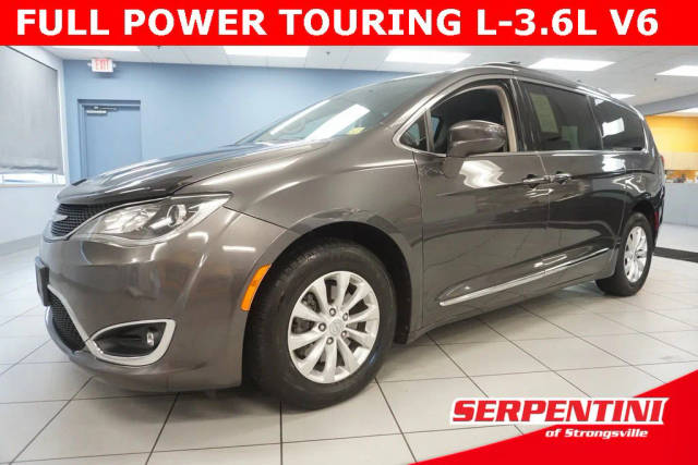 2017 Chrysler Pacifica Minivan Touring-L FWD photo