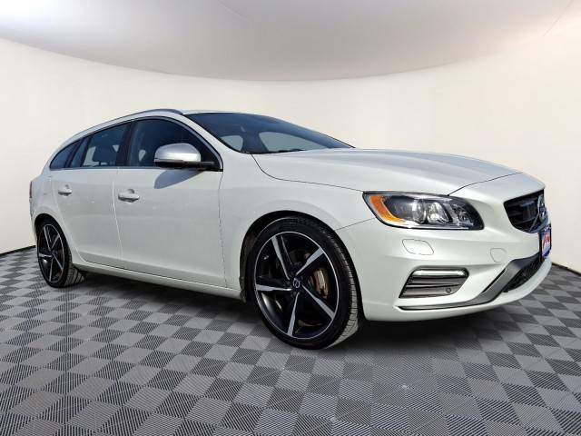 2016 Volvo V60 T6 Drive-E R-Design Platinum AWD photo