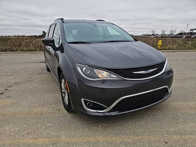 2017 Chrysler Pacifica Minivan Touring-L FWD photo